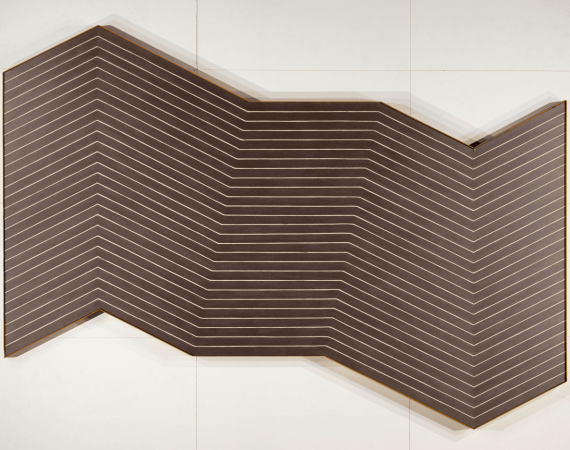 Tableau de Frank Stella, Mas o Menos, 1964. Poudre métallique dans émulsion acrylique sur toile, 300 × 418 cm. 