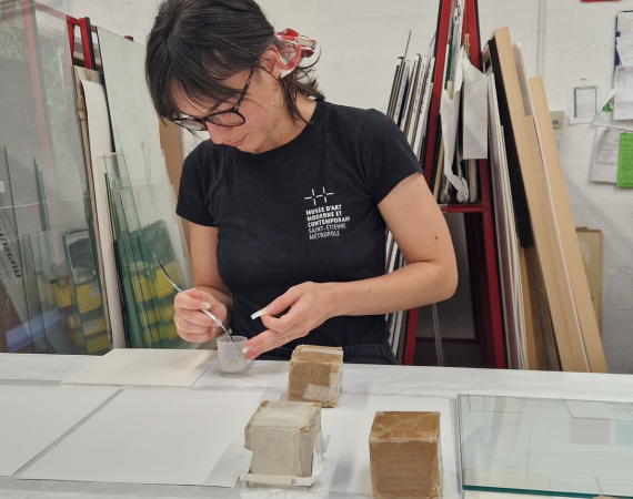Justine, encadreuse d’art au MAMC+ 