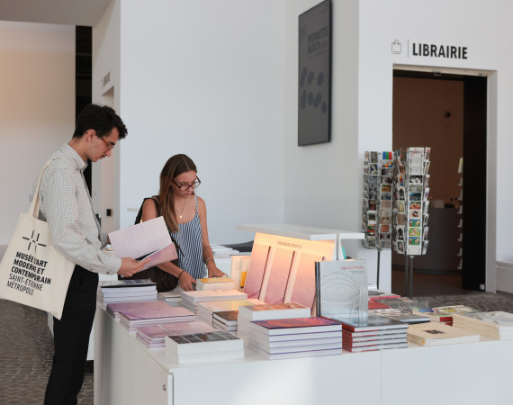 Visiteurs dans la librairie-boutique