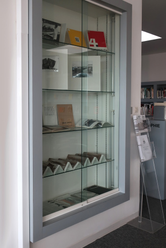  Sélection sous vitrine de documents consacrés à Robert Morris