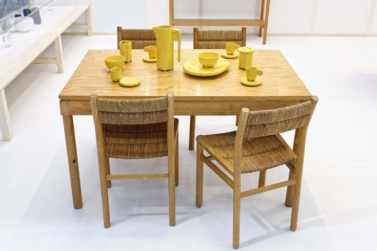 Pierre Gautier-Delaye, mobilier "Week-end", table, chaises et meuble droit avec abattant, 1956, éditeur Vergnères ; François Bauchet, service à café et à thé Collection "Vallauris", 1999 