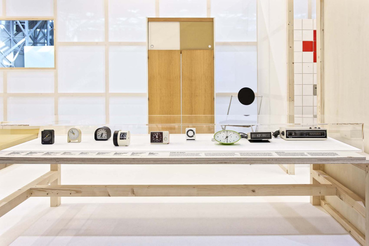 Au fond : Terence Conran, "penderie", 1968, éditeur Prisunic ; premier plan : ensemble de réveils, années 1970 – 1980