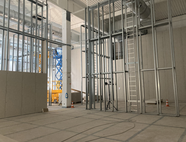 Avril 2024 : construction des cimaises