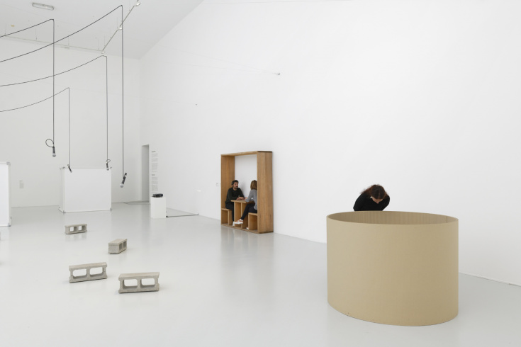 View of the exhibition. Foreground: Michelangelo Pistoletto, "Pozzo - cartone e specchio", 1969