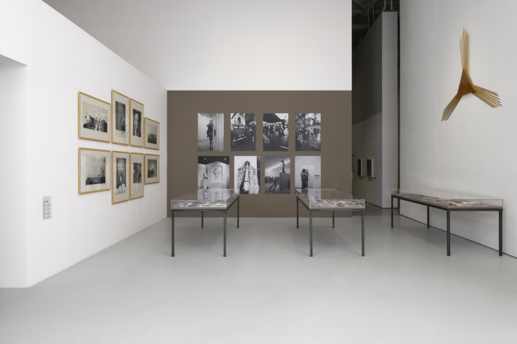 View of the exhibition. right: Luciano Fabro, "L'occhio de Dio", 1969