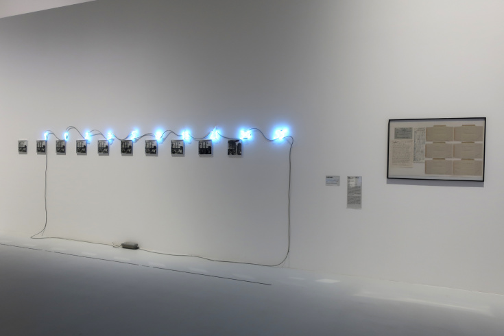 View of the exhibition. Left: Mario Merz, "Una somma reale è una somma di gente", 1972