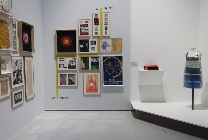View of the exhibition. Right: Alighiero Boetti, "Abito", dress for the "Beat Fashion Parade", 1967