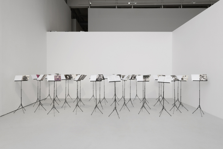 Vue de l'exposition. Giulio Paolini, "Apoteosi di Omero", 1970-1971,  32 photographies en noir et blanc, 33 feuilles, plexiglas, pupitres, son