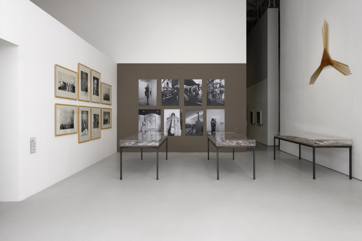 Vue de l'exposition. À d. Luciano Fabro, "L'occhio de Dio", 1969