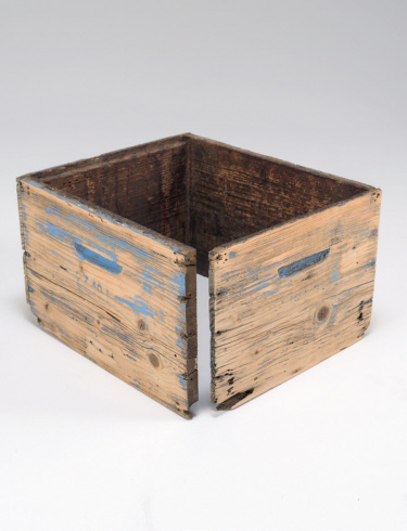 "Le vol", 2014. Corps de ruche altérée, propolis. 30,5 x 53 x 48 cm. 