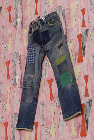 Marc Camille Chaimowicz, « Art School Levi’s », c. 1960 ; « Vase », 2005, papier-peint, éditeur : The Art of Wallpaper (Royaume-Uni)