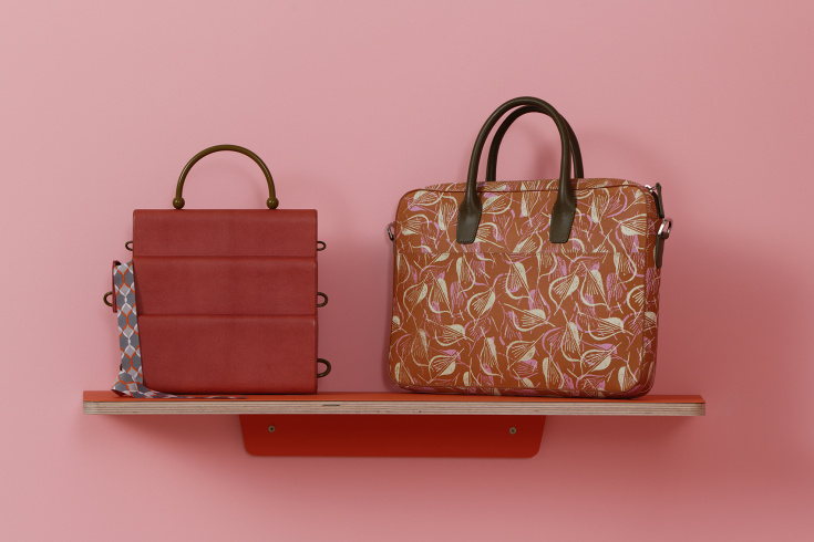 Shiro Kuramata, « Sac à main Copacabana », 1988, collection du MAMC+, dépôt du Centre national des arts plastiques – ministère de la Culture et de la Communication en 1990 ; Marc Camille Chaimowicz & Mansur Gavriel, « Briefcase », 2019