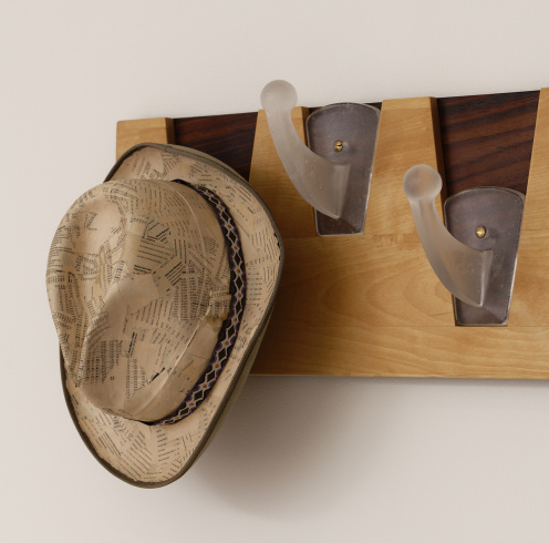 Marc Camille Chaimowicz, « Paper hat », 2022 ; « Seven Day Hat Rack », 2015-2016