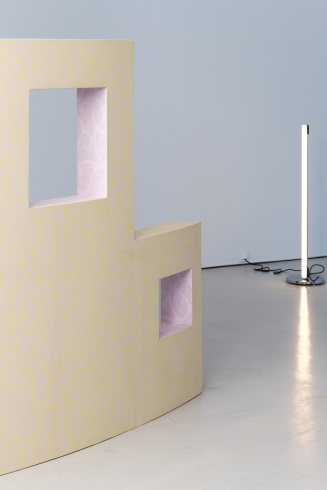 Marc Camille Chaimowicz, « Paravent Prototype », 1981-2022 ; Eileen Gray, « Tube Light », 1927, éditeur : Aram