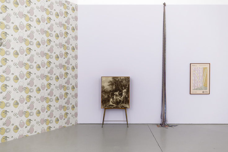 Marc Camille Chaimowicz, « Cambrai XXVI », 2019, papier-peint,; « … Many Ribbons », 2021-2022, rubans dessinés par l’artiste,; « TFL transport poster », 2017 ; Piero Fornasetti, « Mobilier », c. 1950