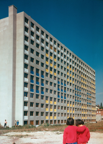 Ito Josué, "Saint-Etienne : La Marandinière, rue Marcel Féguide, deux fillettes regardant un immeuble", 1967