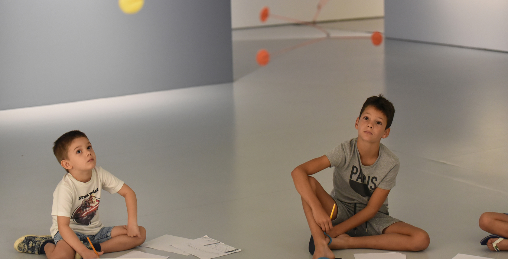 Deux enfants contemplatifs