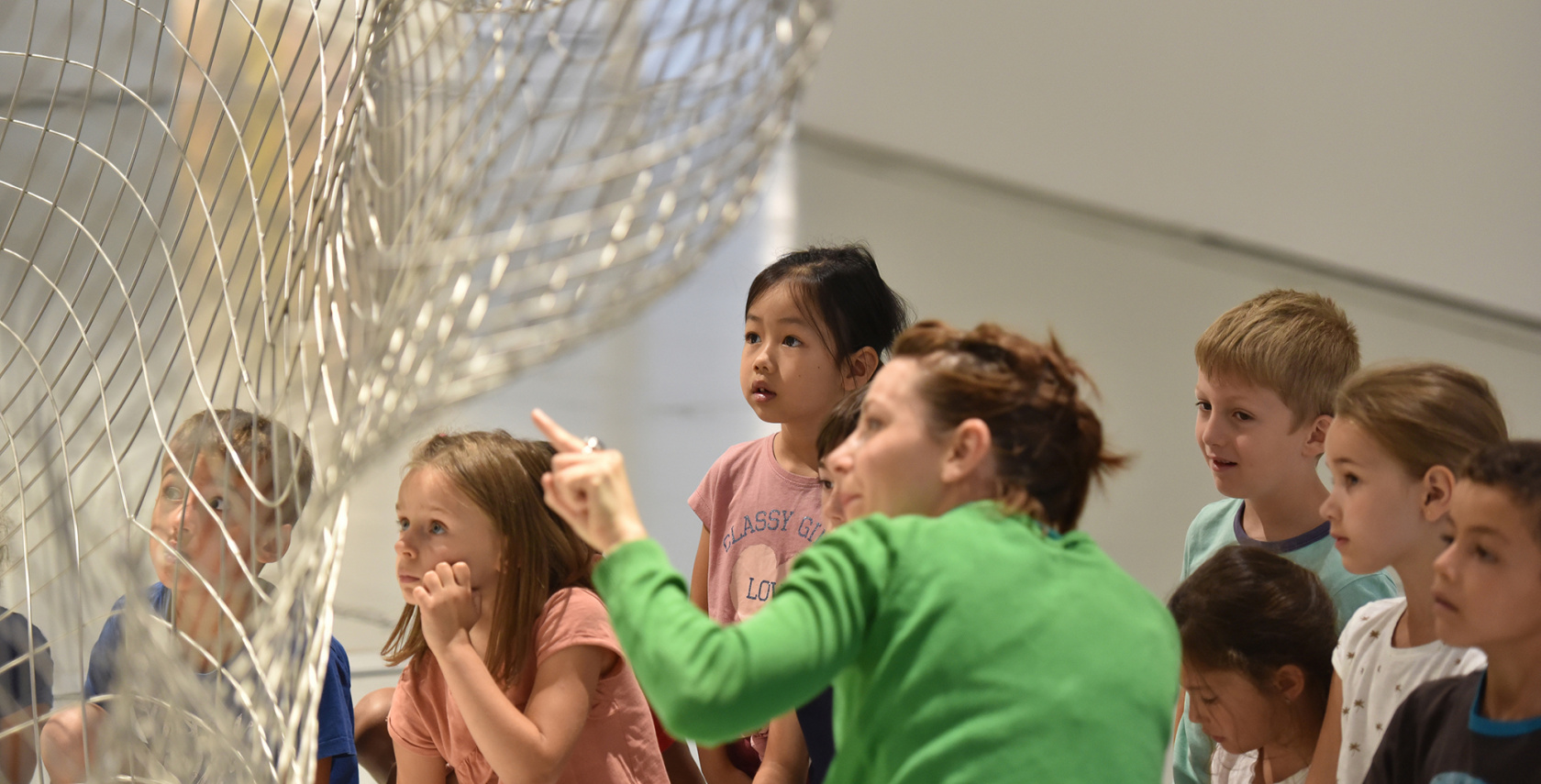 Enfants en visite avec une médiatrice