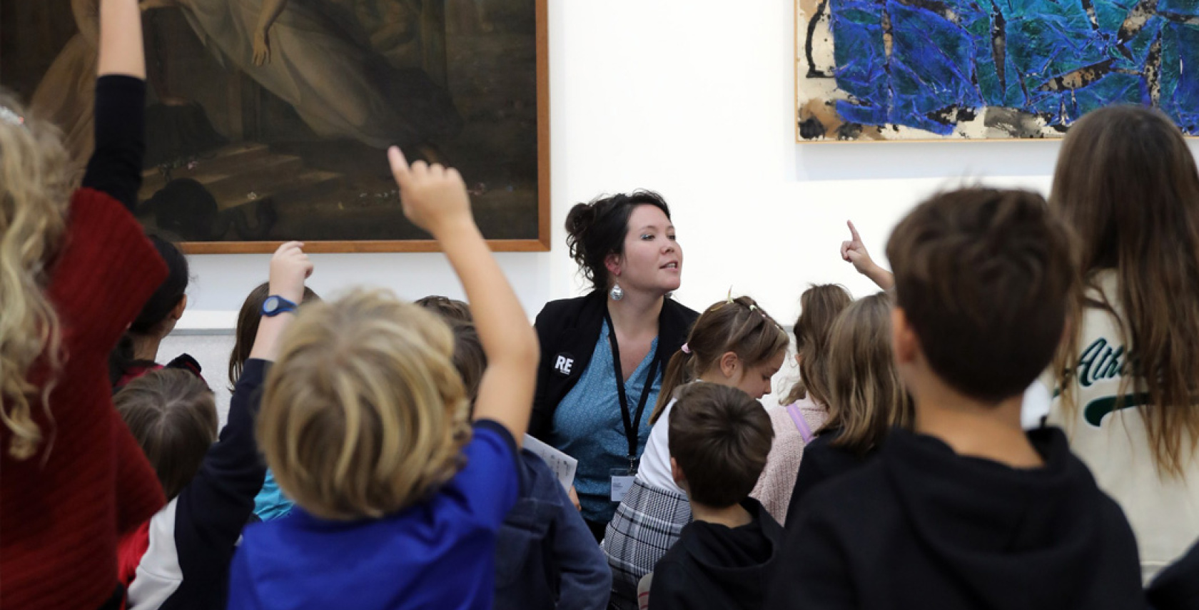 Visiteurs dans une exposition du MAMC+