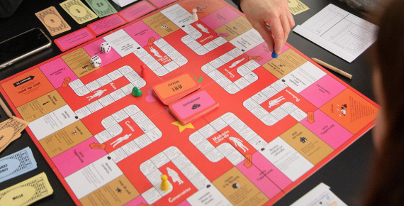 Personnes jouant au jeu de société L'art & ma carrière