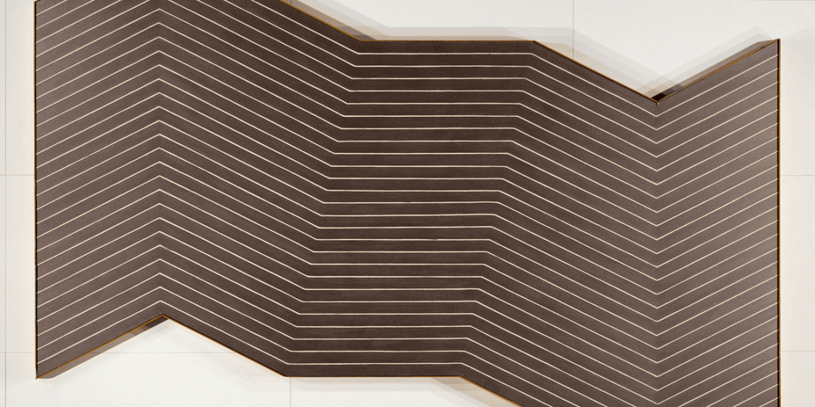 Tableau de Frank Stella, Mas o Menos, 1964. Poudre métallique dans émulsion acrylique sur toile, 300 × 418 cm. 