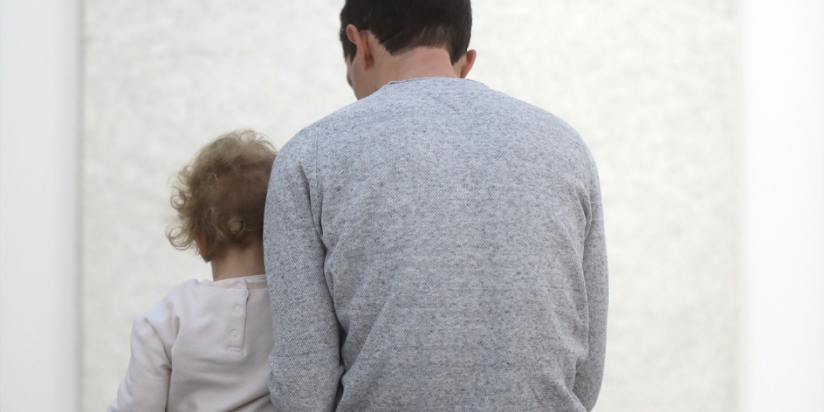 Un homme et un enfant regardant une oeuvre
