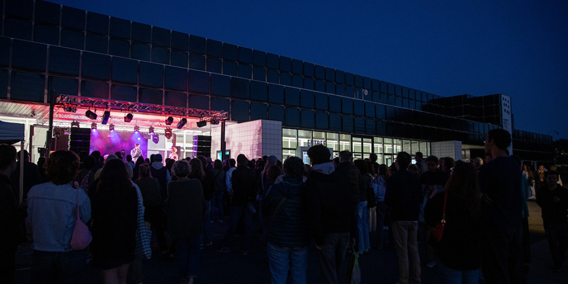 Concert de Oscar les vacances devant le MAMC+