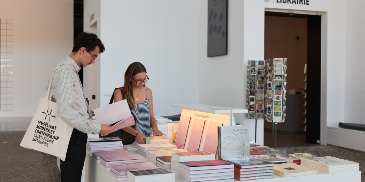 Visiteurs dans la librairie-boutique