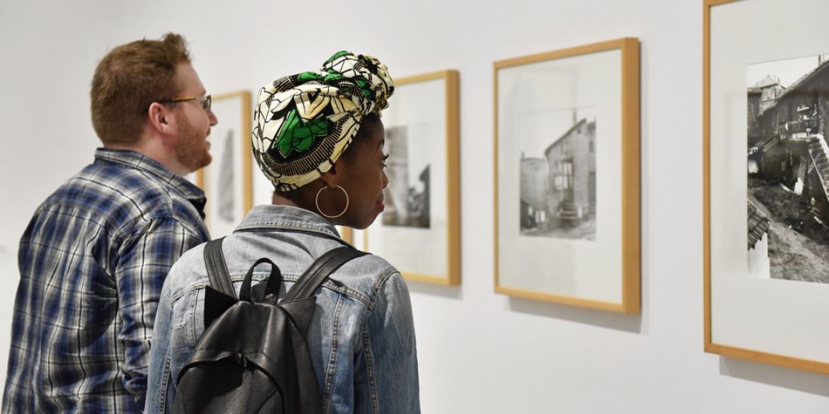 Visiteurs dans une exposition du MAMC+