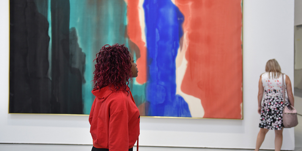 Visiteur devant une oeuvre
