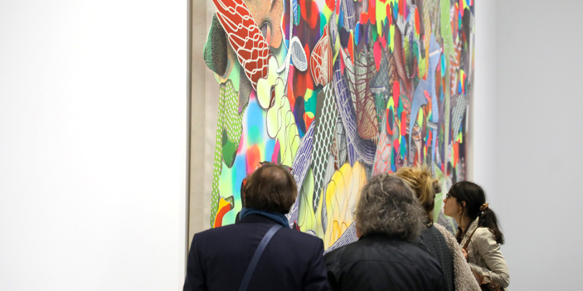 Visiteurs devant un tableau de Frank Stella