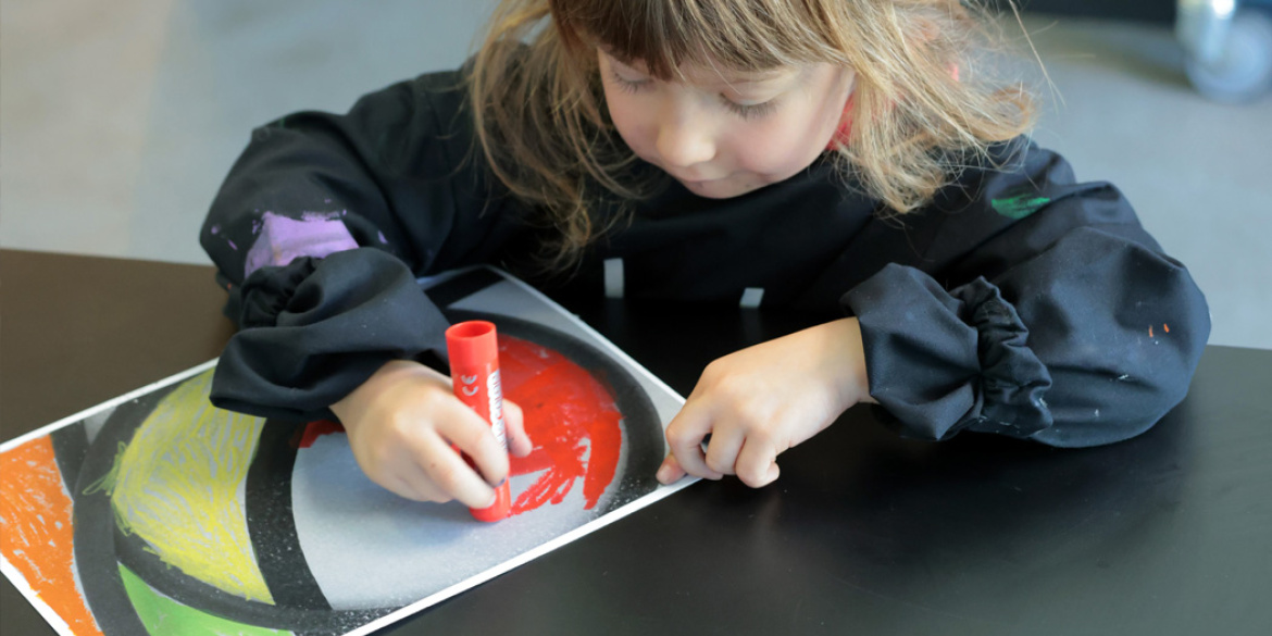 Enfant dessinant