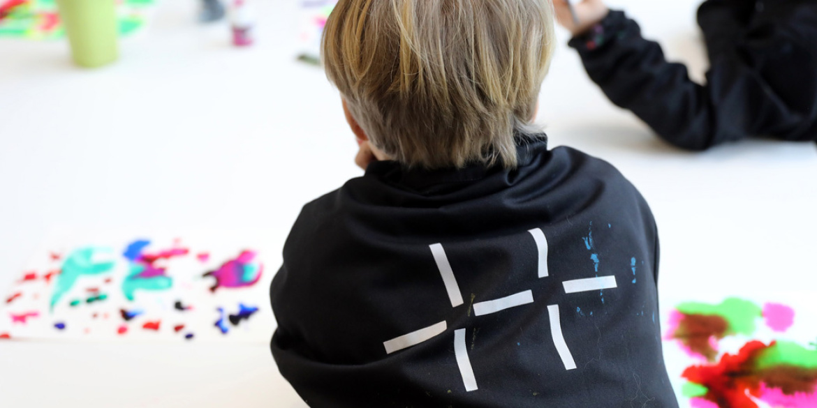 Enfant dessinant