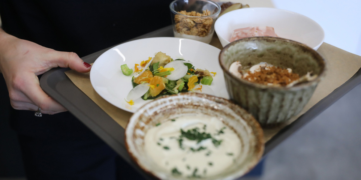 Plateau de repas rempli de nourriture