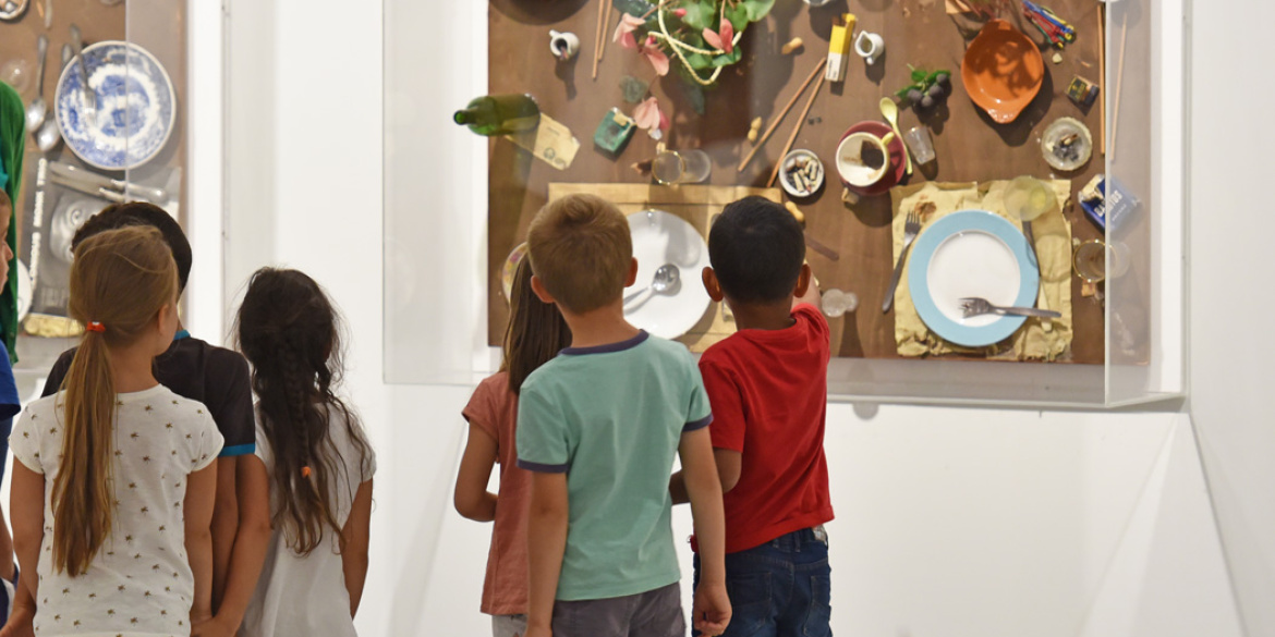 Enfants devant une oeuvre