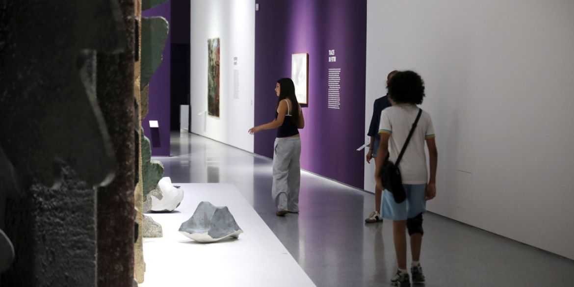 Visiteurs dans l'exposition A déchiffrer