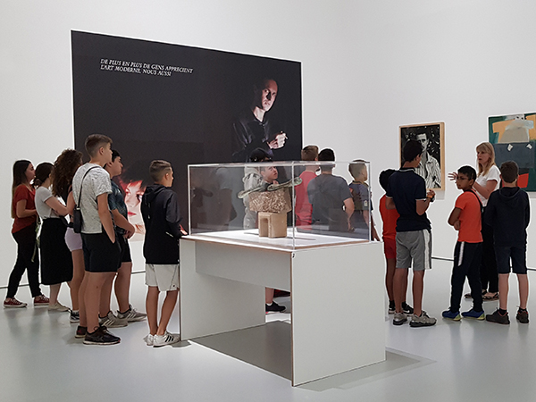Groupe d'adolescents visitant l'exposition des collections "Vingt-quatre heures de la vie d'une femme" avec Lisa