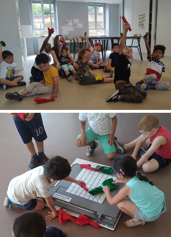 Un groupe d'enfant de 4 à 6 ans montrent les sculptures en feutrines réalisées lors de l'atelier, puis les placent sur la maquette du musée.