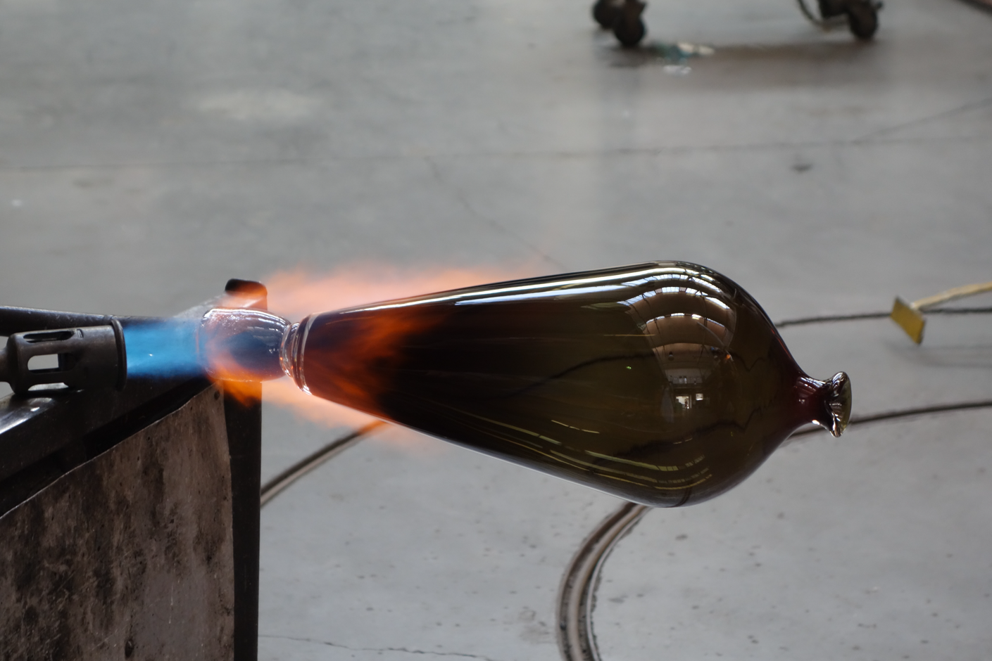 Travail d’un souffleur de verre. 