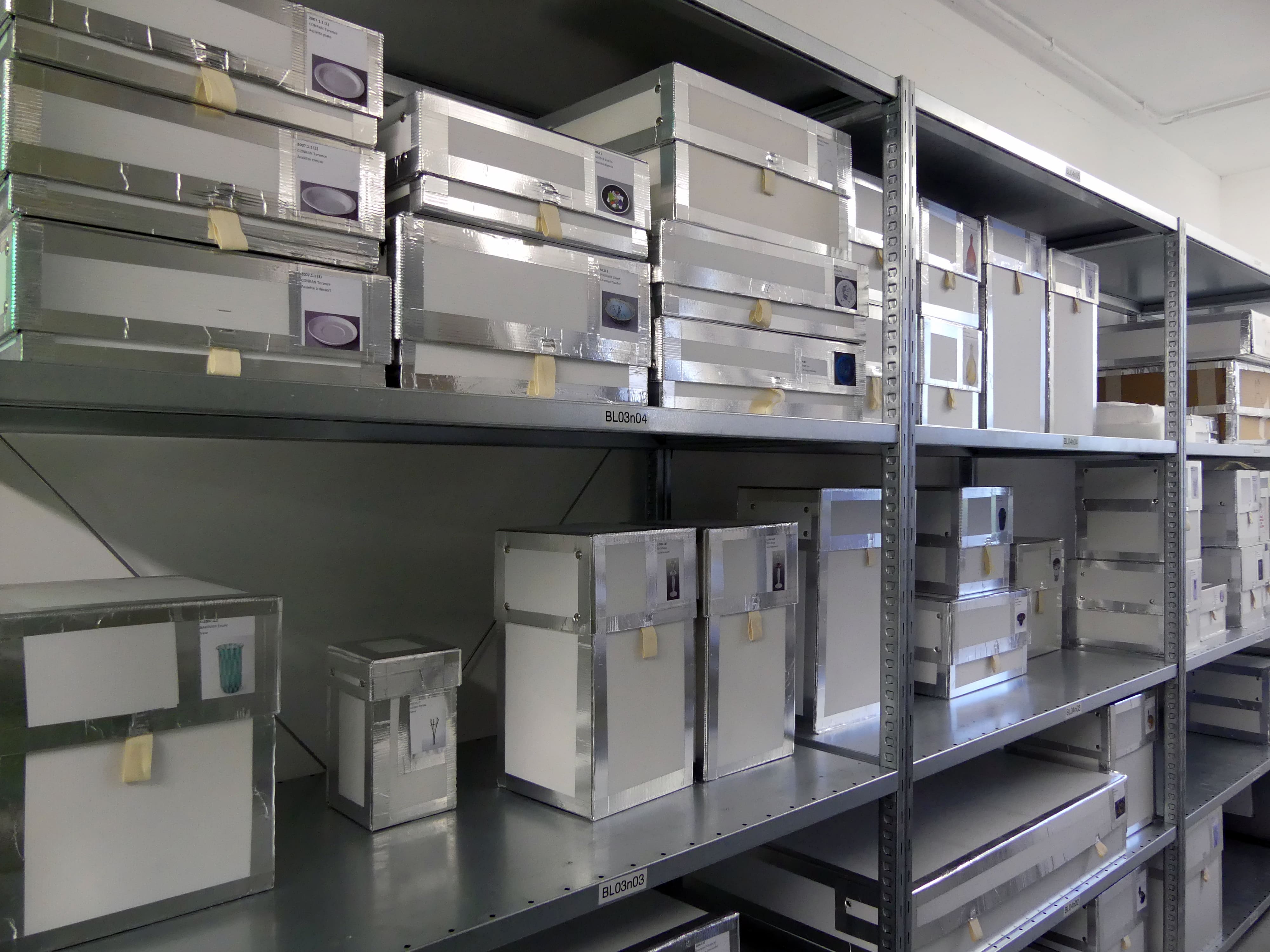 Le conditionnement des objets en verre se réalise grâce aux boites écrin fabriquées au MAMC+.