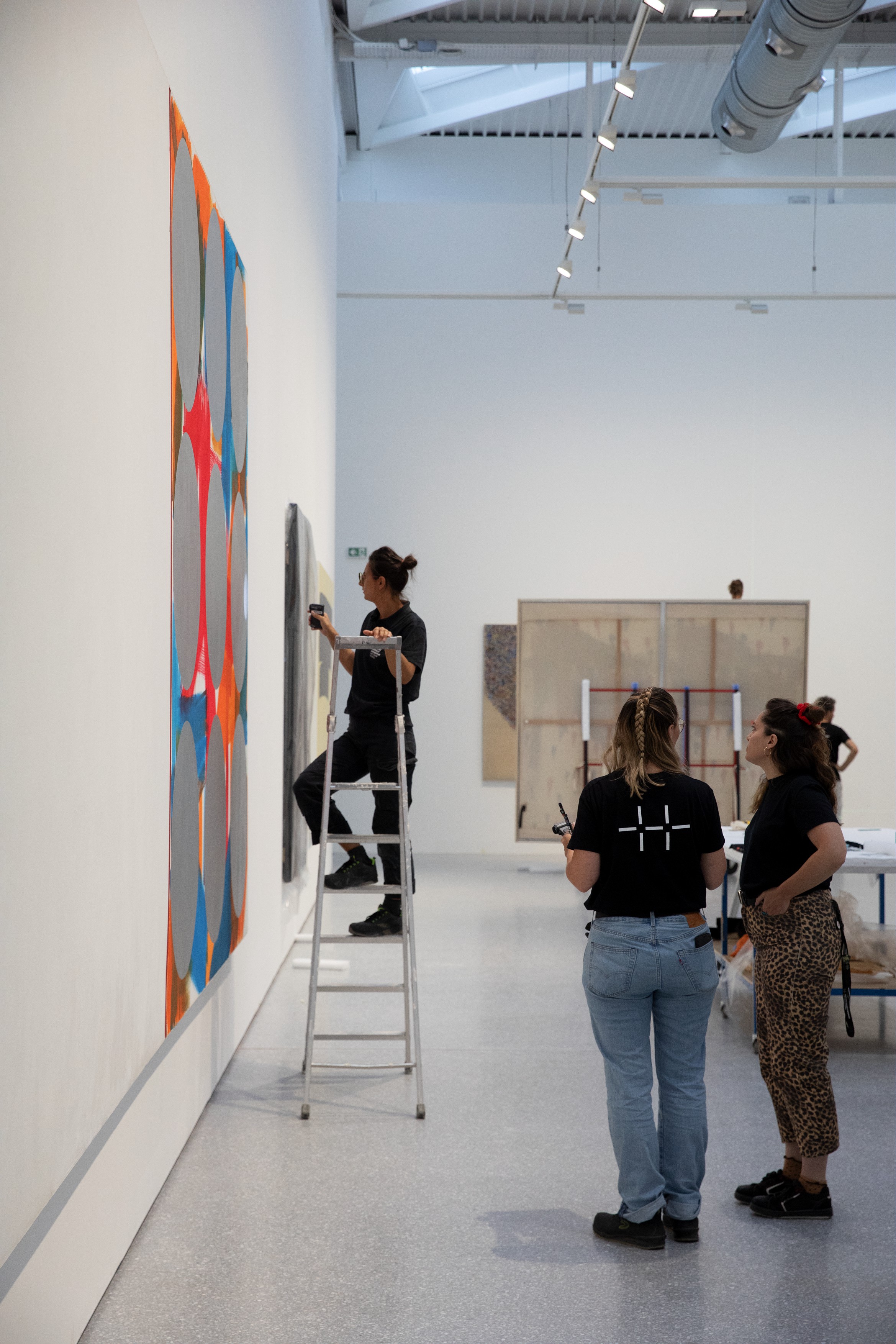 Zoé avec Anaïs et Margaux, régisseuses d’œuvres au musée, pendant l’accrochage des œuvres de la collection pour l’exposition Hors format. Collection en chantier en 2024.