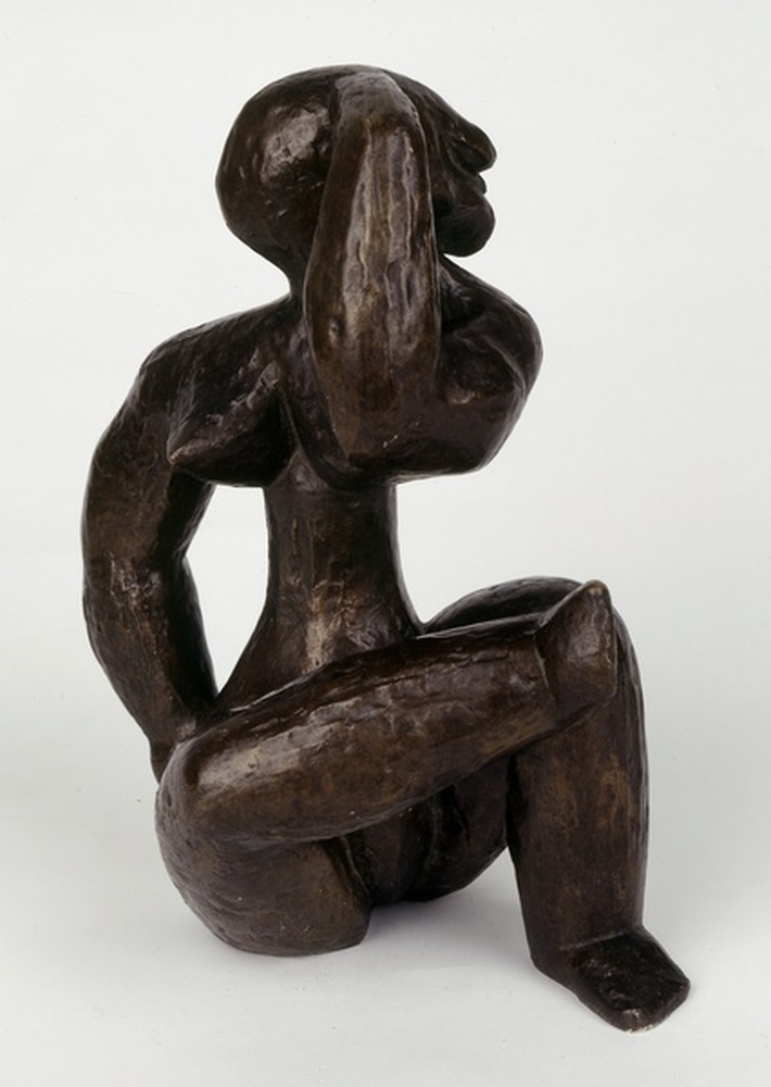 Petite femme assise
