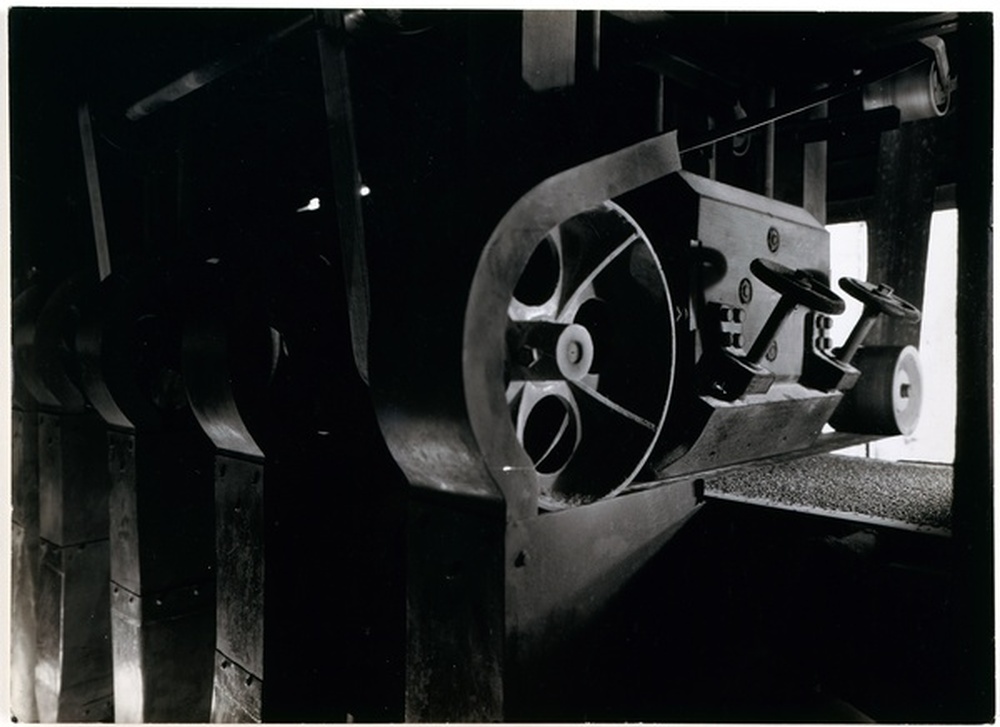 Machine pour le traitement électro-magnétique des grains abrasifs en vue de la fabrication de meules CETA