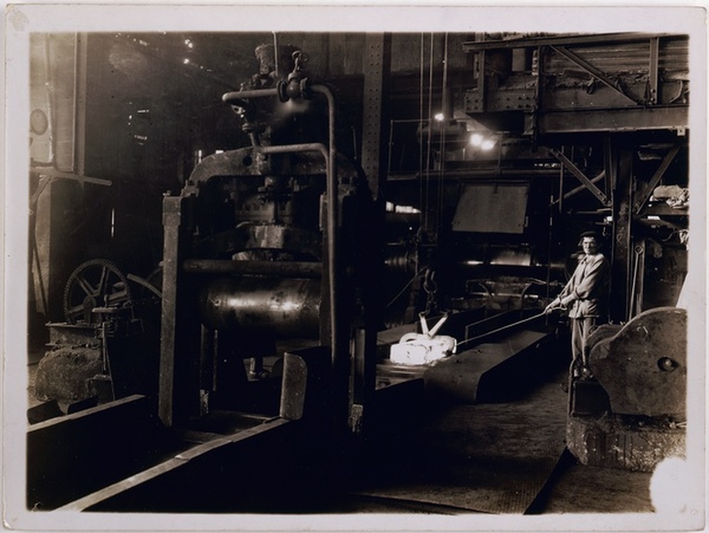 Arrivée du lingot sur le laminoir, usine de fabrication de fer blanc