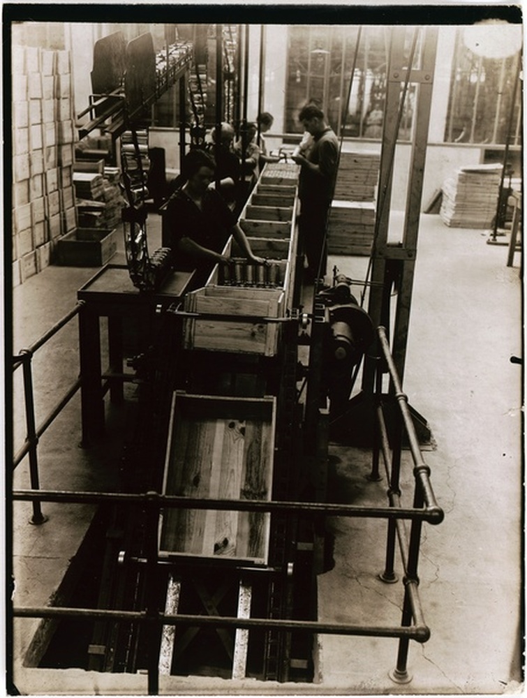 Usine de fer blanc, trains automatiques, sortie du train, remplissage des caisses