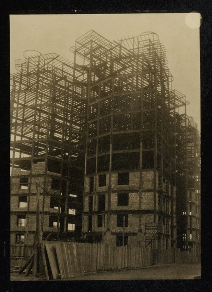 Chantier, structures métalliques immeuble en construction