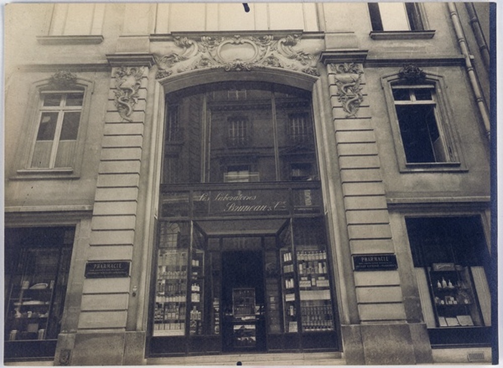 Devanture des laboratoires Bruneau & Cie