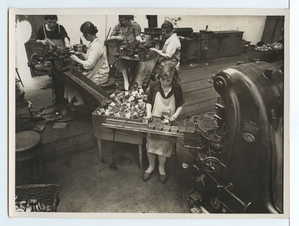 Usine de fabrication de fer blanc, atelier des boîtes à poisson, soudure et rembordage