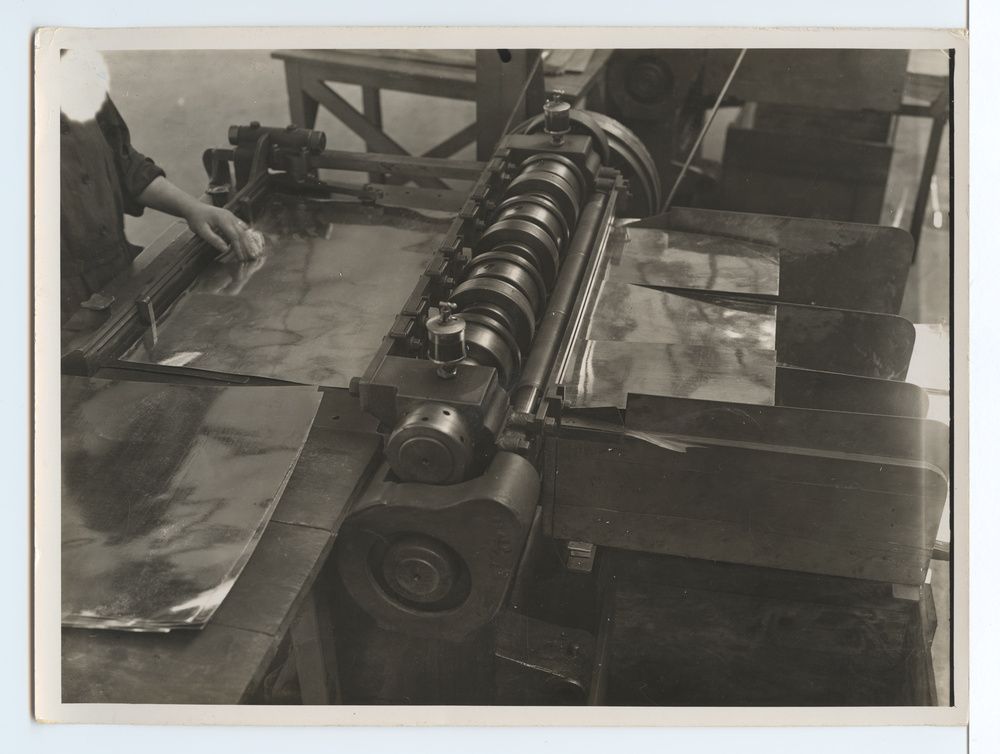 Usine de fabrication de fer blanc, atelier de coupe, trains automatiques