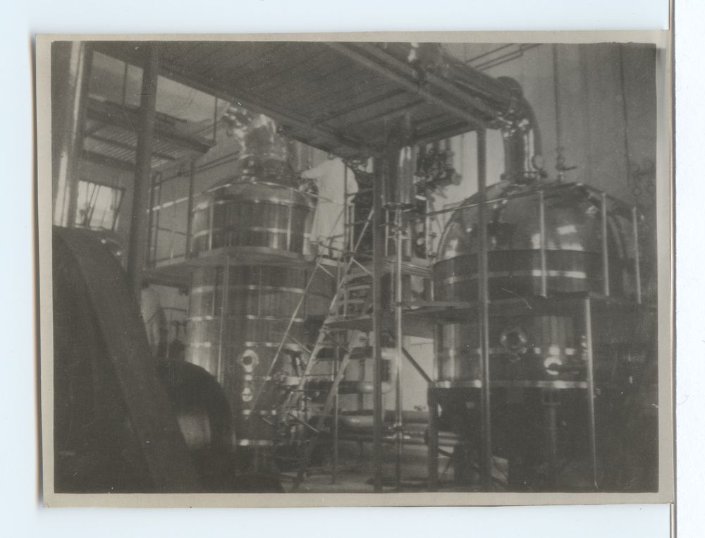 Usine, intérieur, cuves